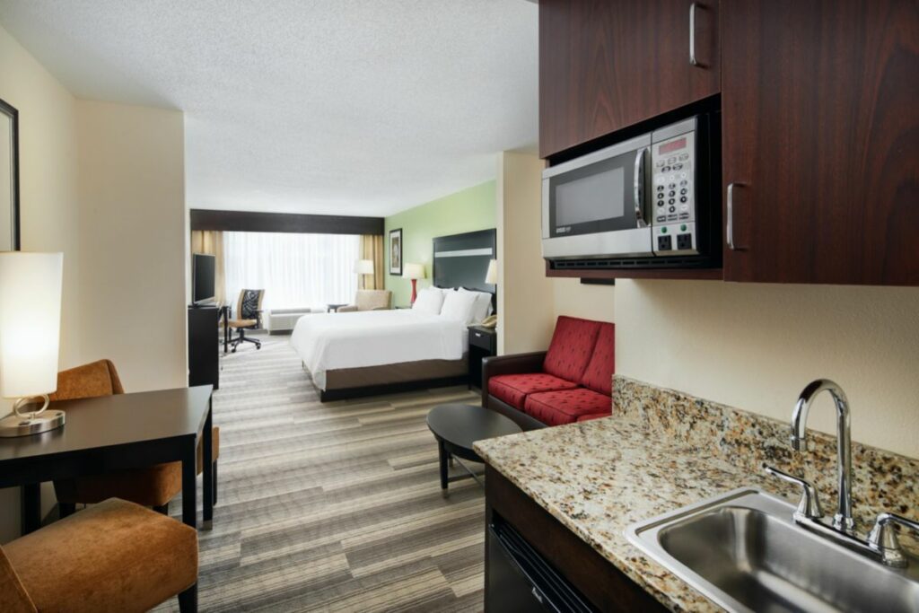 Holiday Inn Express & Suites Westgate Bedroom